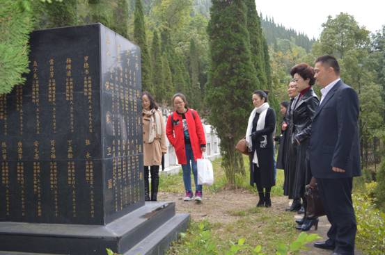看望烈士墓2